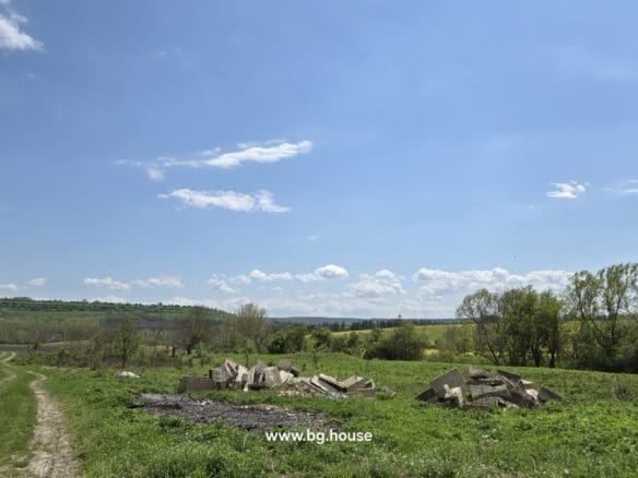 Small Bulgarian farm for sale in village Zavetno