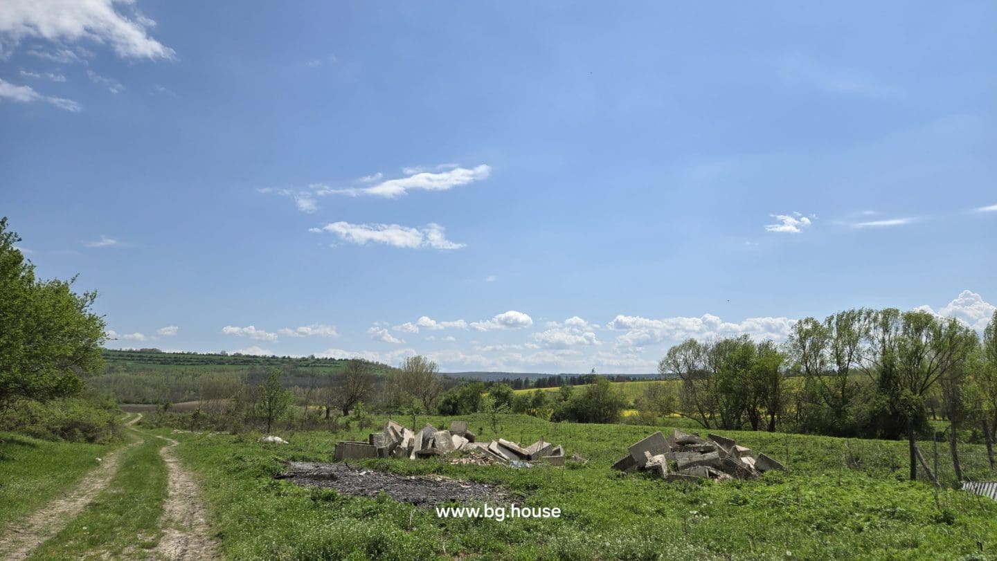 Small Bulgarian farm for sale in village Zavetno
