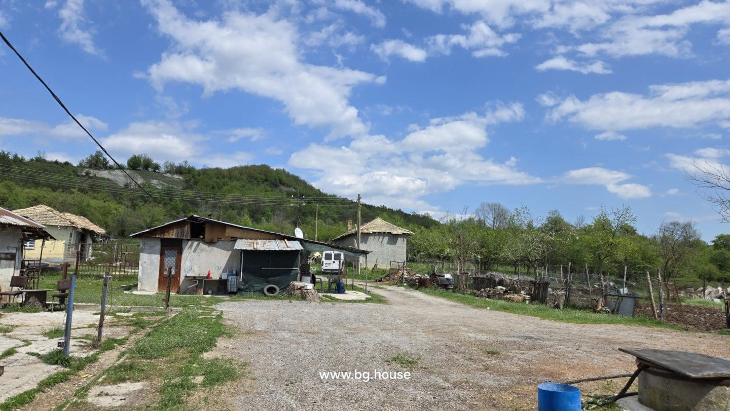 Small Bulgarian farm for sale in village Zavetno