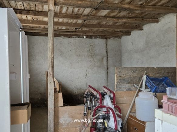 Small Bulgarian farm for sale in village Zavetno