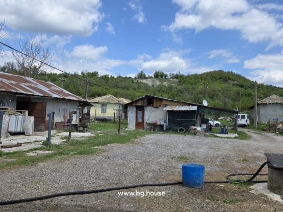 Small Bulgarian farm for sale in village Zavetno
