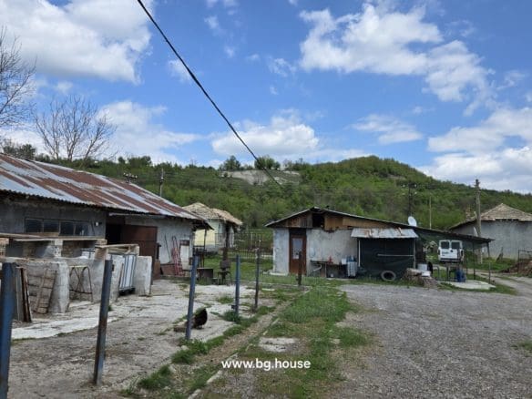 Small Bulgarian farm for sale in village Zavetno