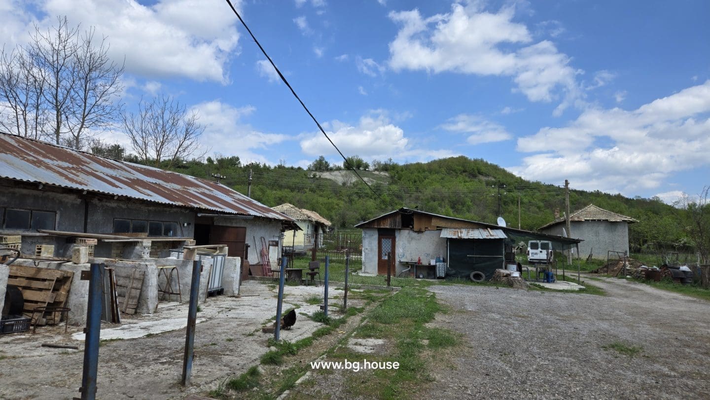 Small Bulgarian farm for sale in village Zavetno