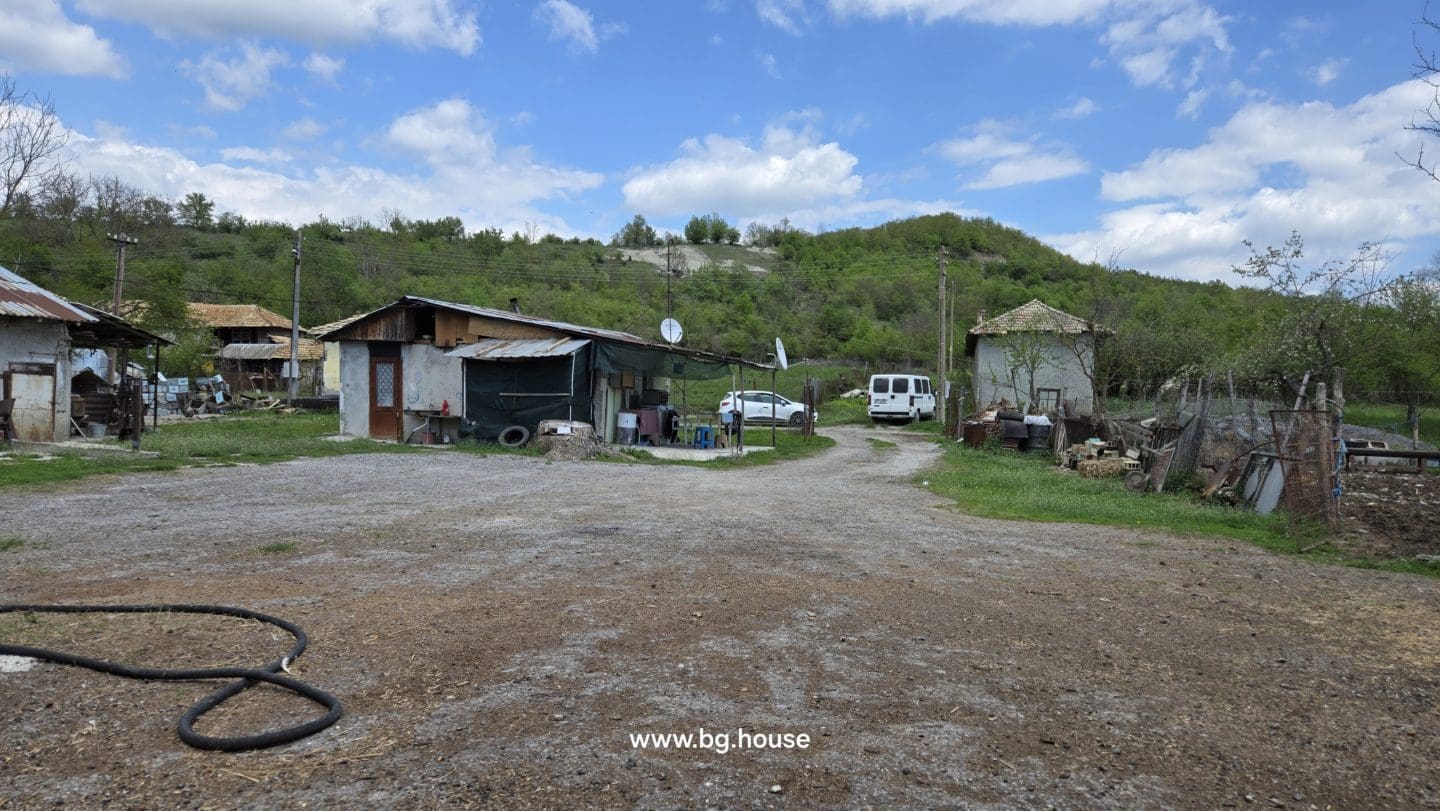 Small Bulgarian farm for sale in village Zavetno