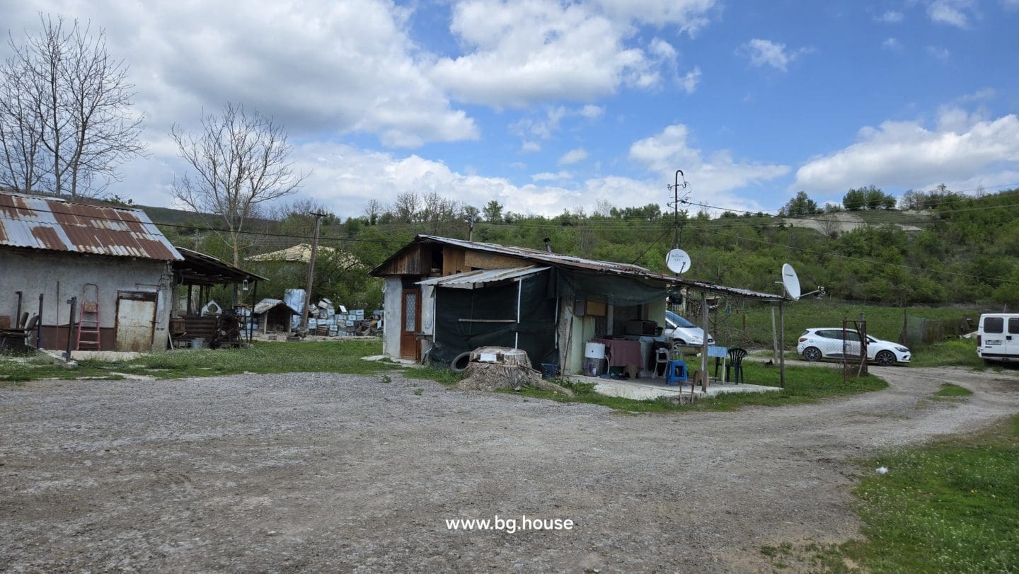 Small Bulgarian farm for sale in village Zavetno