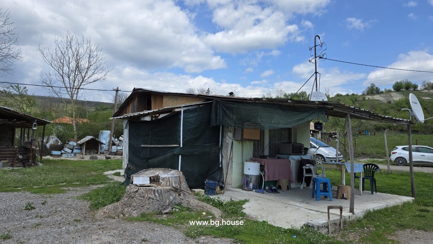 Small Bulgarian farm for sale in village Zavetno