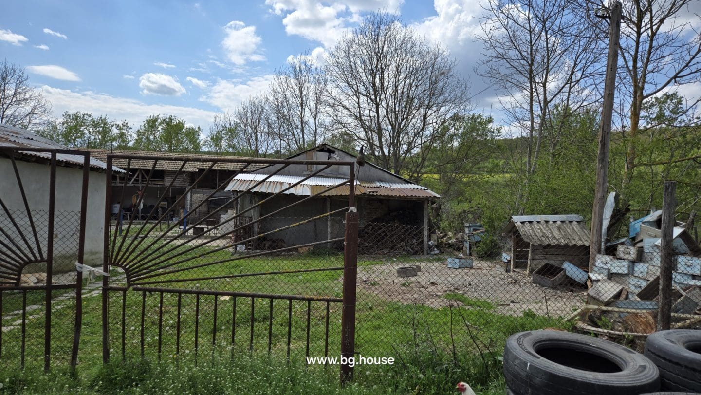 Small Bulgarian farm for sale in village Zavetno