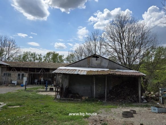 Small Bulgarian farm for sale in village Zavetno