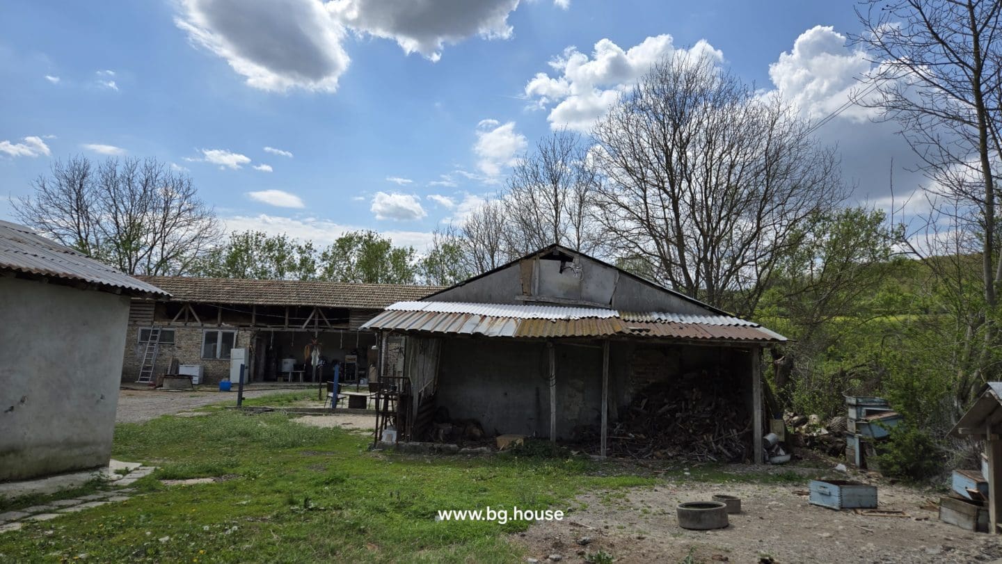Small Bulgarian farm for sale in village Zavetno