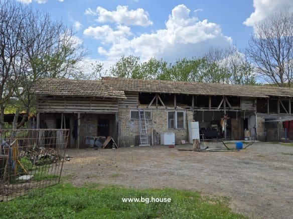 Small Bulgarian farm for sale in village Zavetno