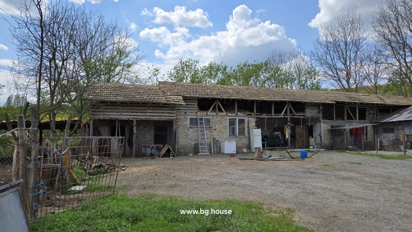 Small Bulgarian farm for sale in village Zavetno