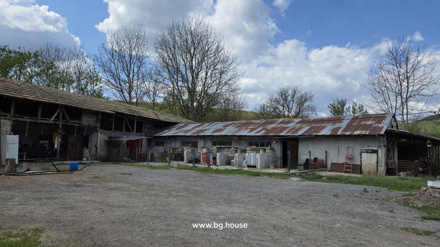 Small Bulgarian farm for sale in village Zavetno