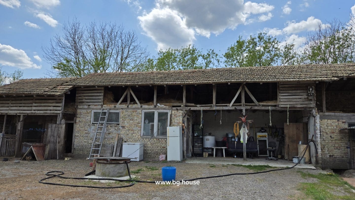 Small Bulgarian farm for sale in village Zavetno