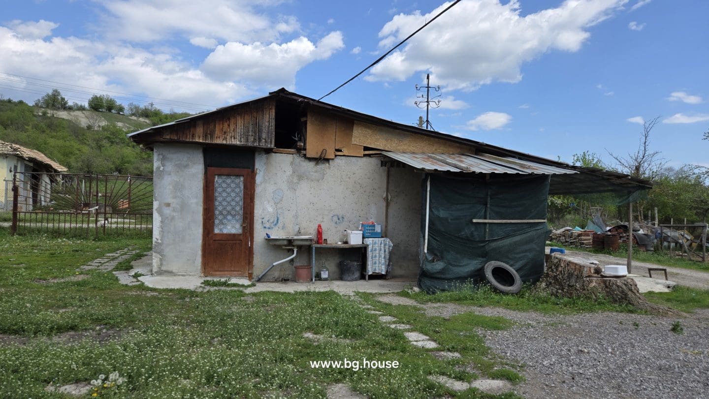 Small Bulgarian farm for sale in village Zavetno