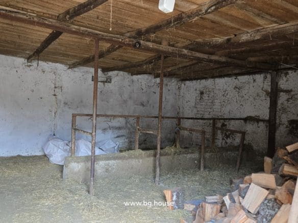Small Bulgarian farm for sale in village Zavetno
