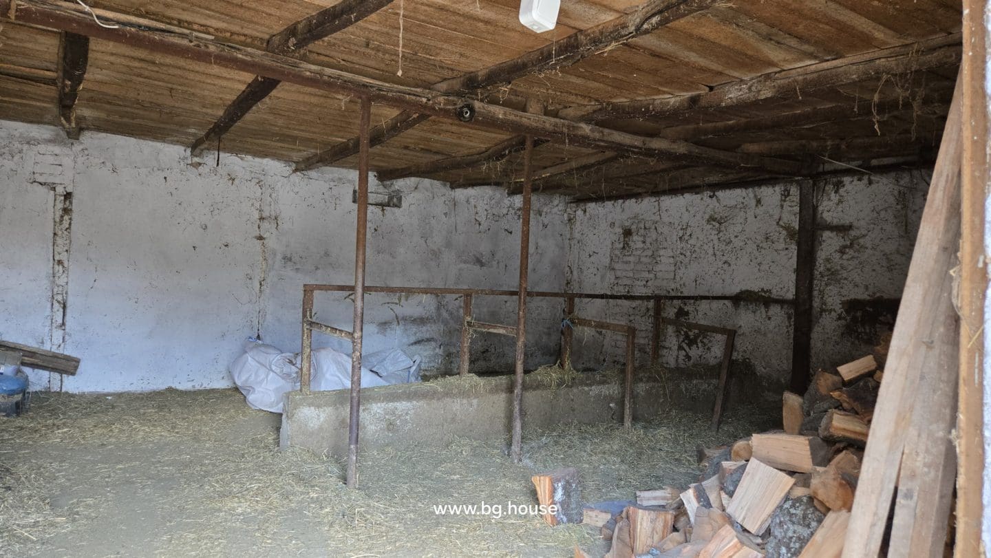 Small Bulgarian farm for sale in village Zavetno