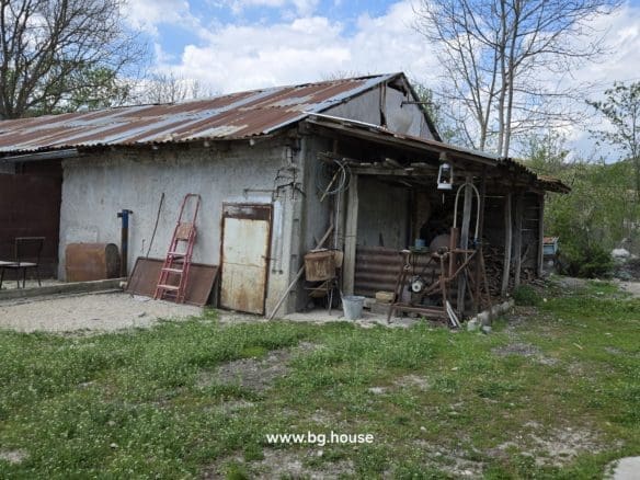 Small Bulgarian farm for sale in village Zavetno