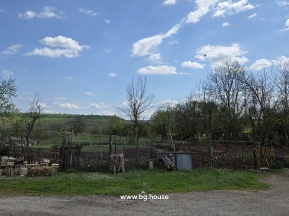 Small Bulgarian farm for sale in village Zavetno