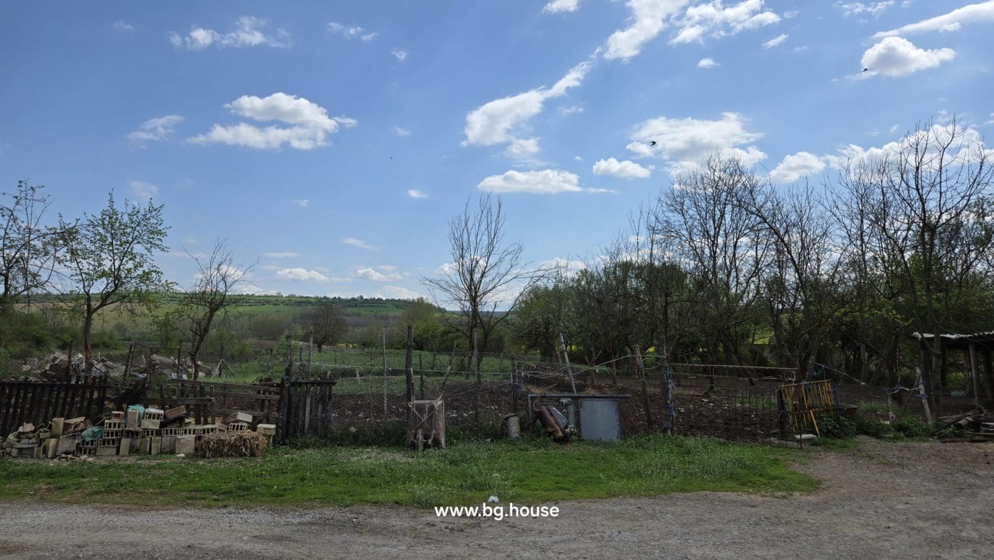 Small Bulgarian farm for sale in village Zavetno