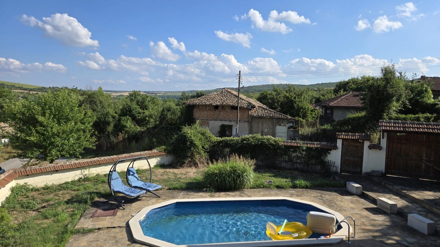 Bulgarian House with 4 Bedrooms and Pool in Village Balkanski