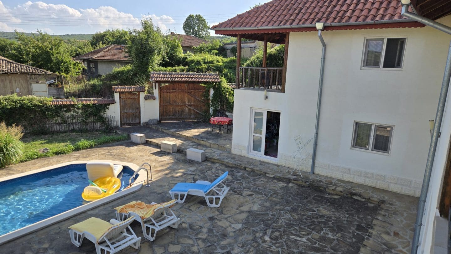 Bulgarian House with 4 Bedrooms and Pool in Village Balkanski