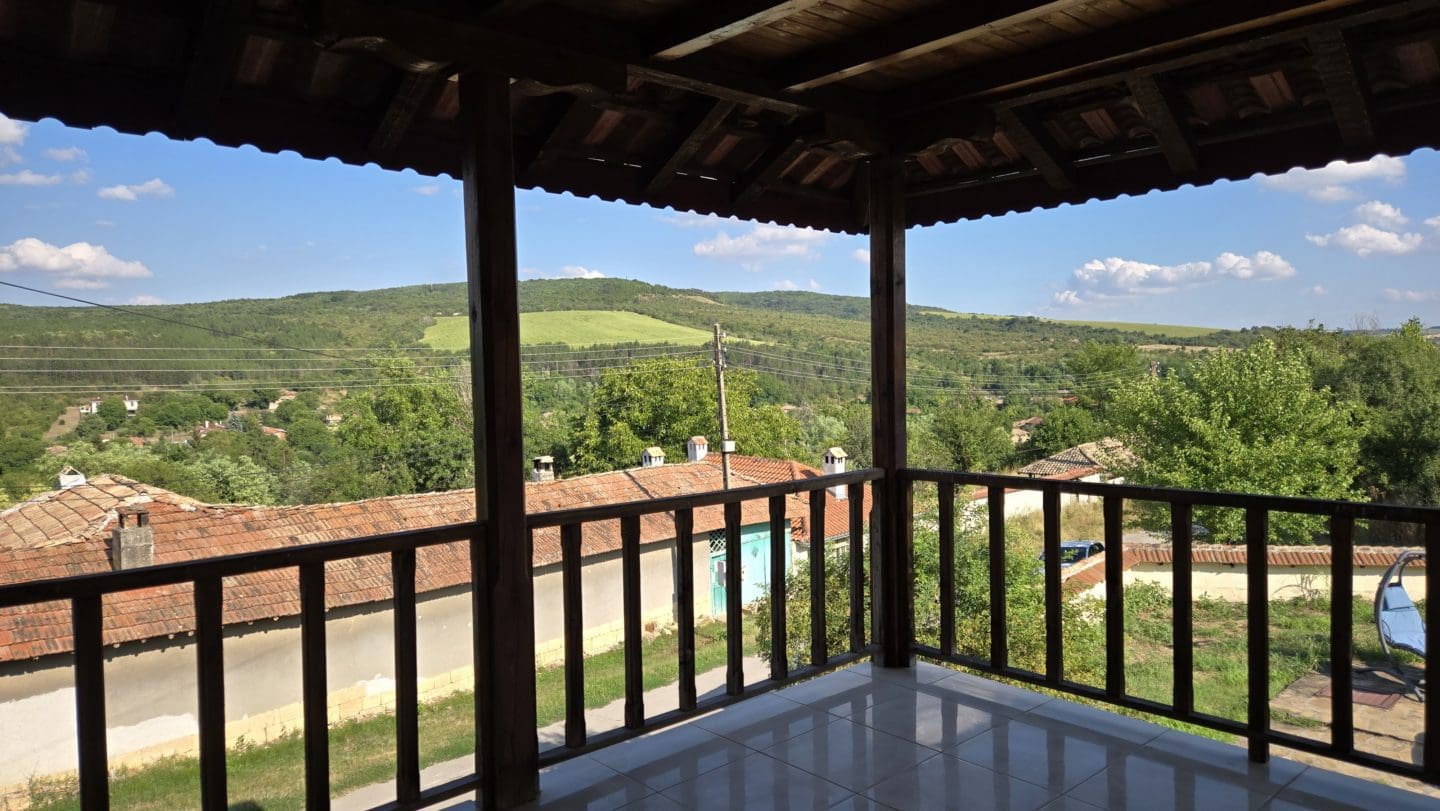 Bulgarian House with 4 Bedrooms and Pool in Village Balkanski