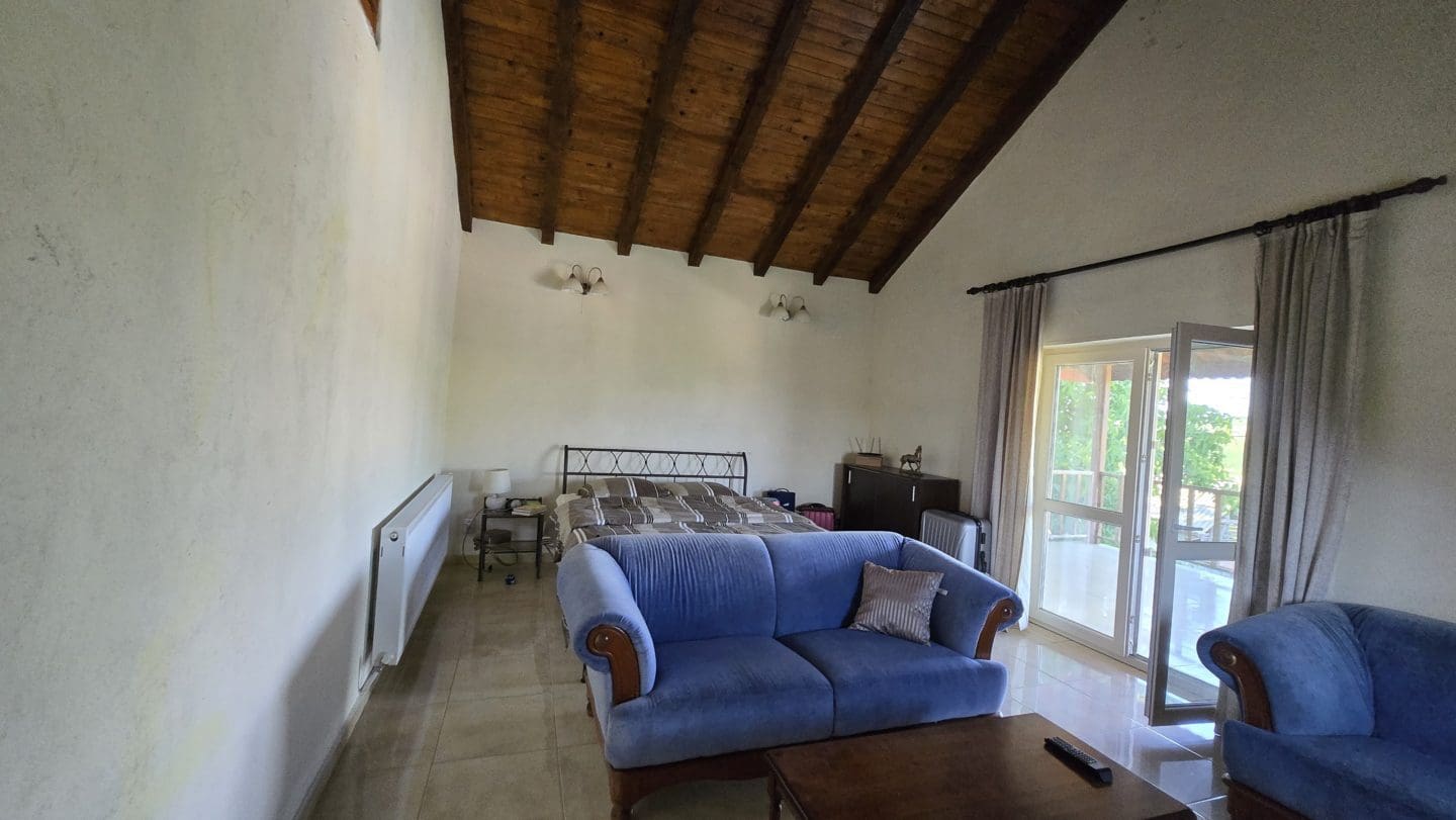 Bulgarian House with 4 Bedrooms and Pool in Village Balkanski