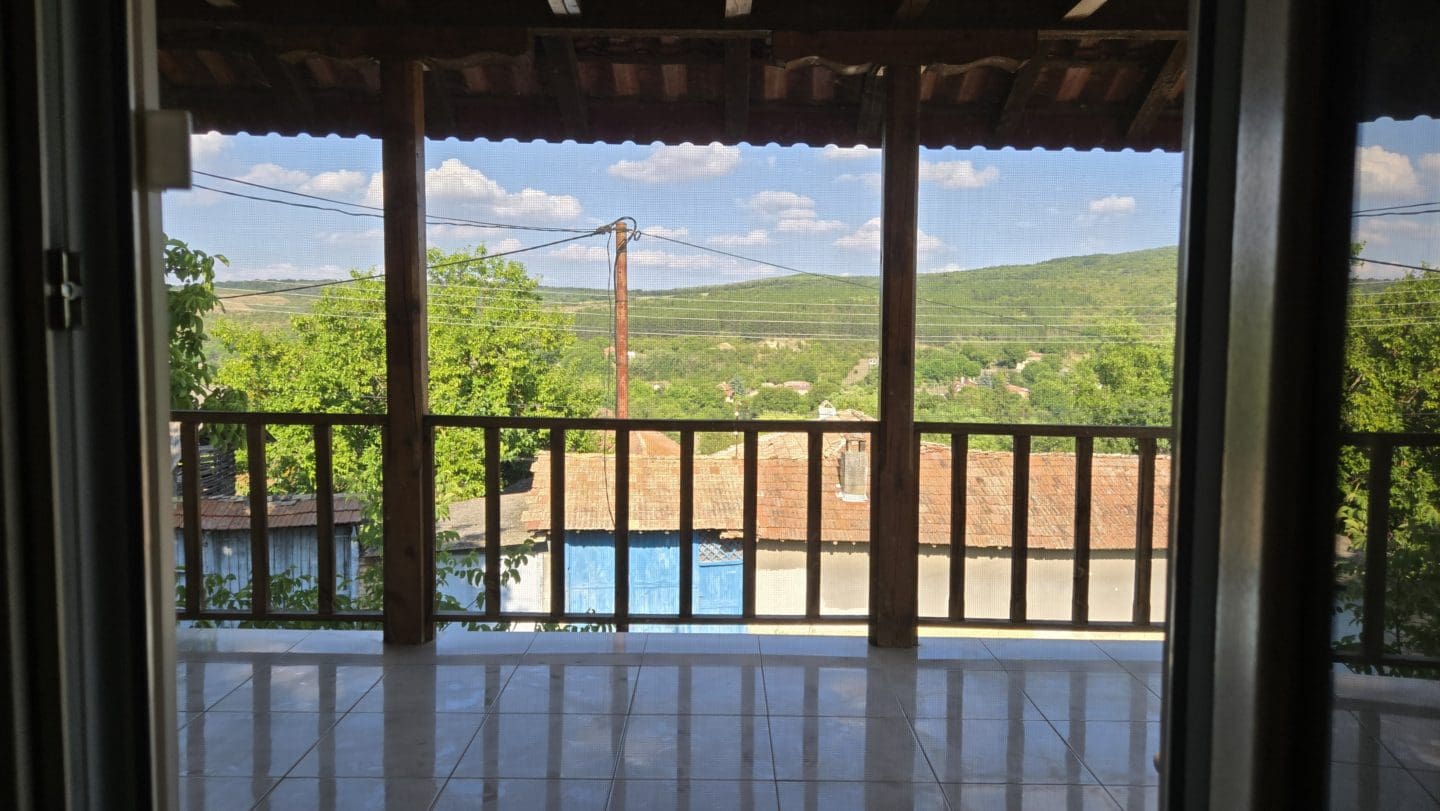 Bulgarian House with 4 Bedrooms and Pool in Village Balkanski