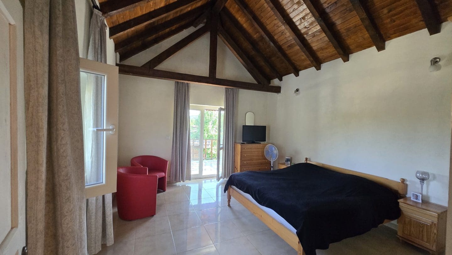 Bulgarian House with 4 Bedrooms and Pool in Village Balkanski