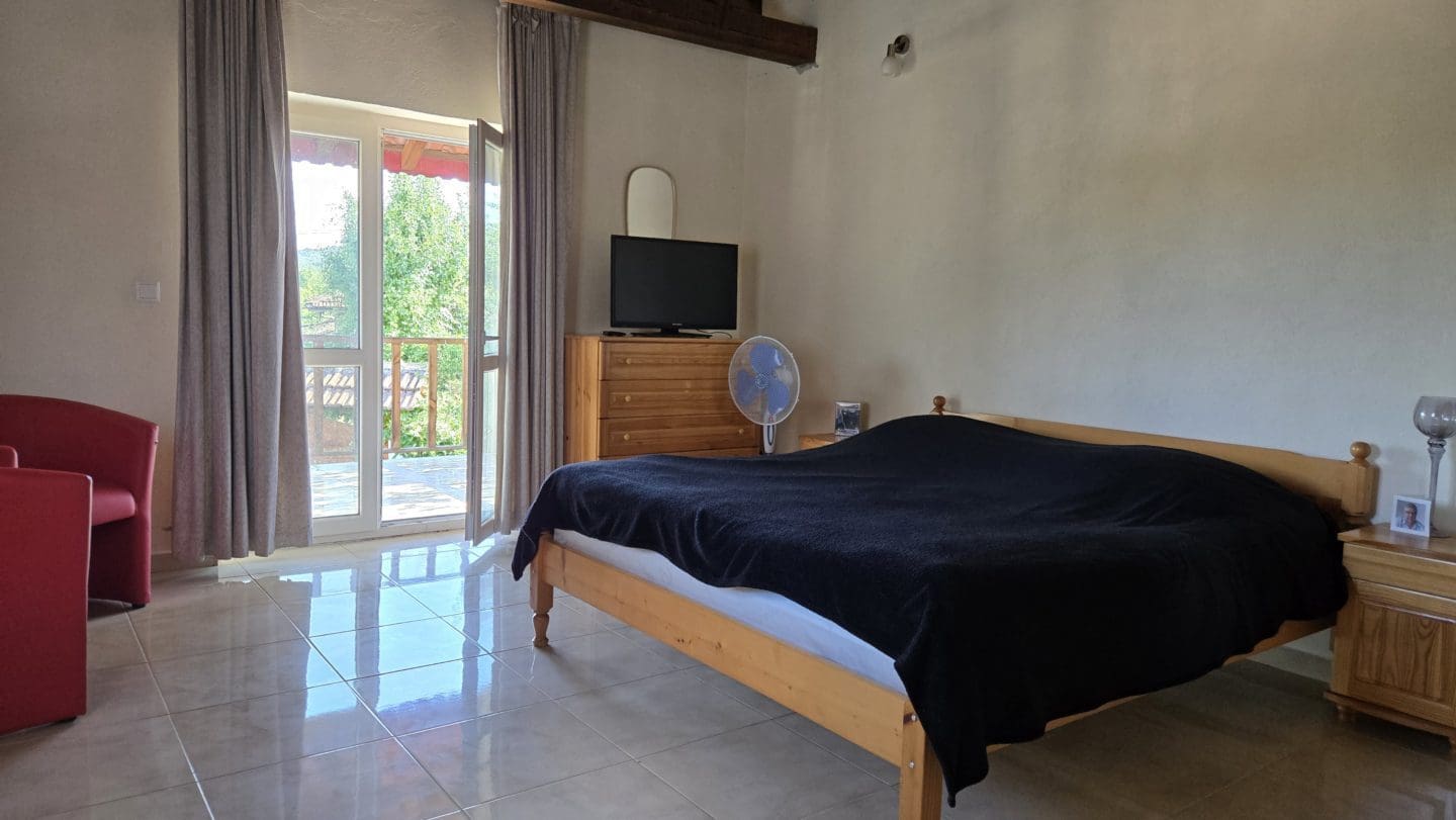 Bulgarian House with 4 Bedrooms and Pool in Village Balkanski