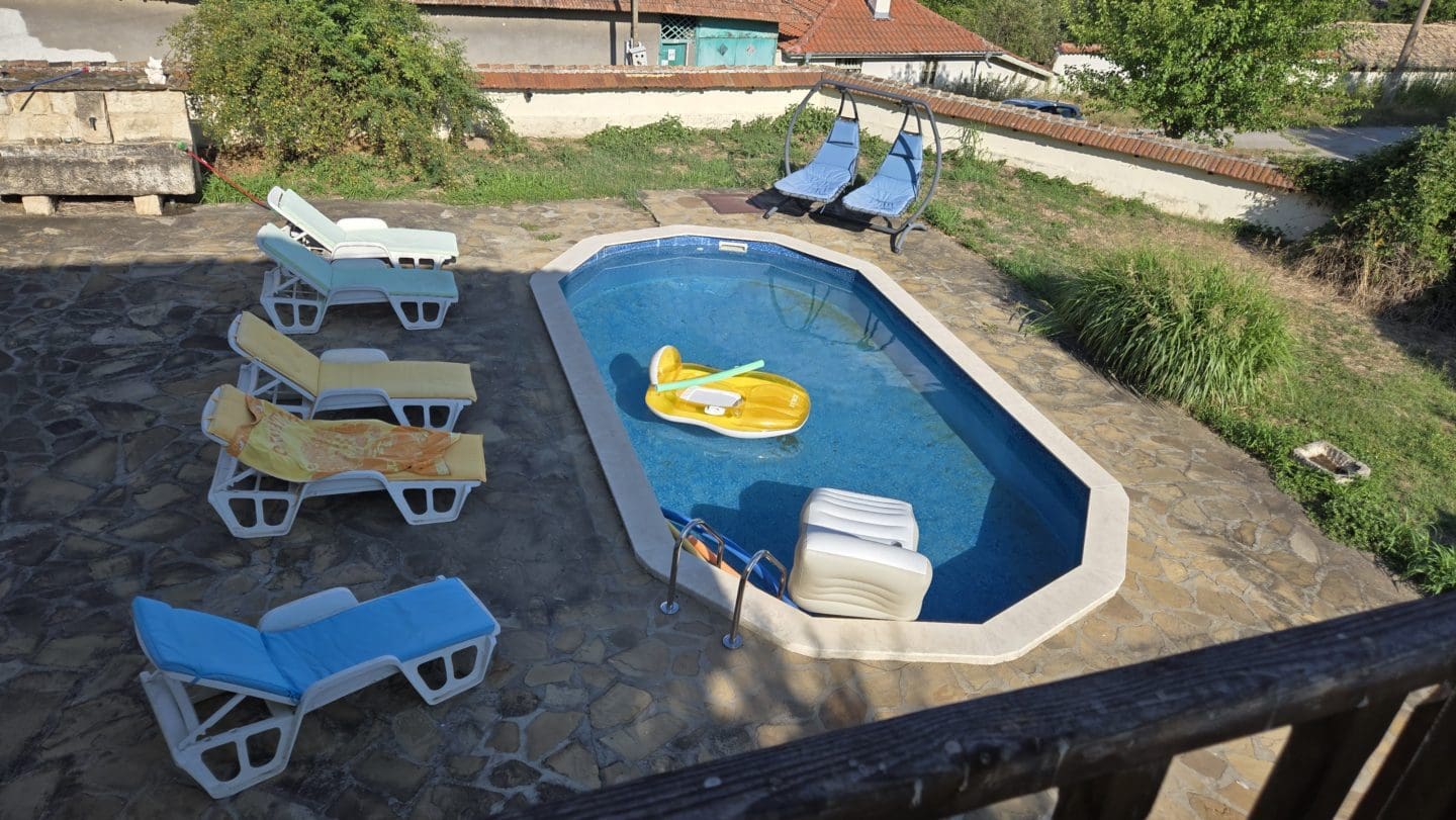 Bulgarian House with 4 Bedrooms and Pool in Village Balkanski