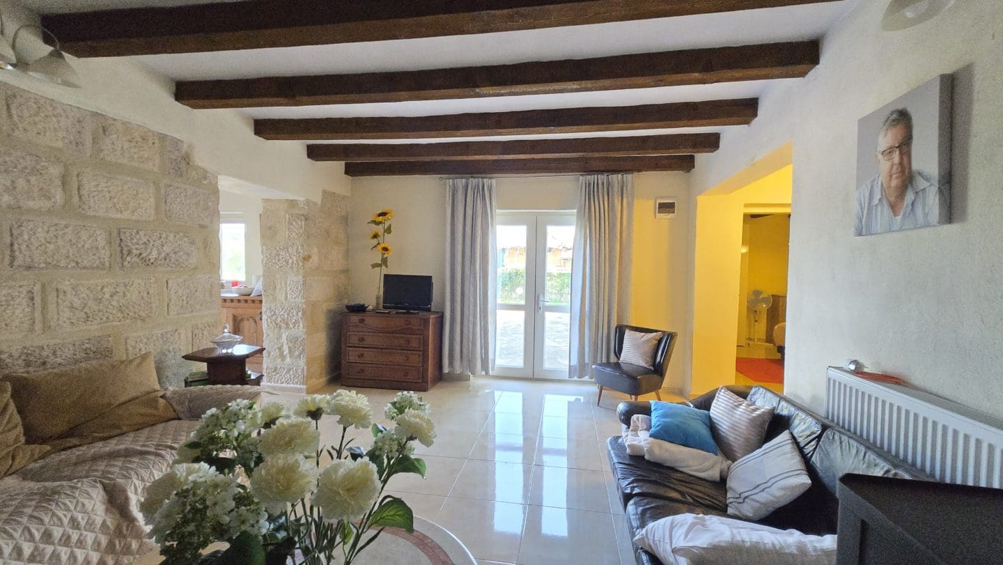 Bulgarian House with 4 Bedrooms and Pool in Village Balkanski