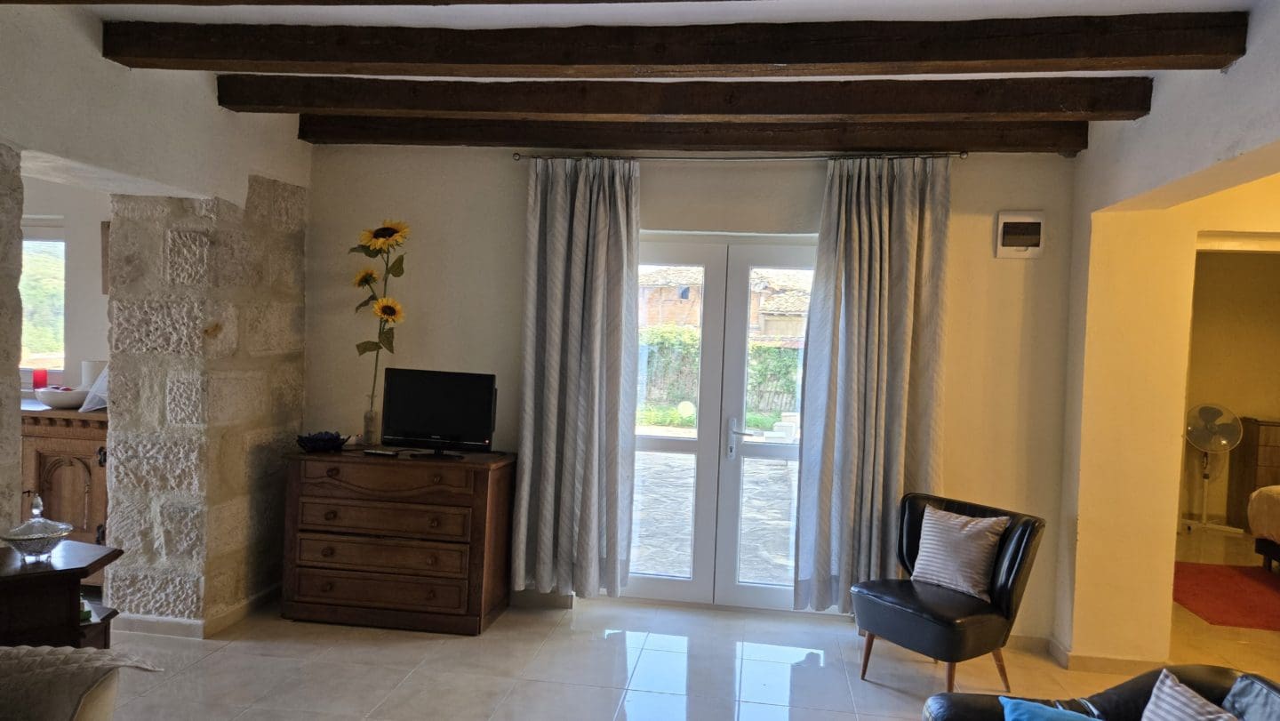 Bulgarian House with 4 Bedrooms and Pool in Village Balkanski