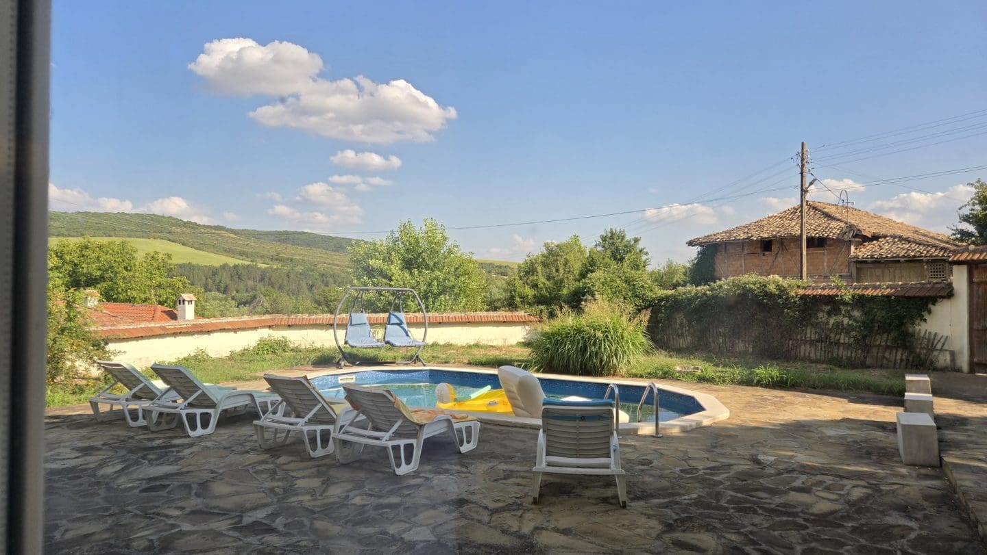 Bulgarian House with 4 Bedrooms and Pool in Village Balkanski