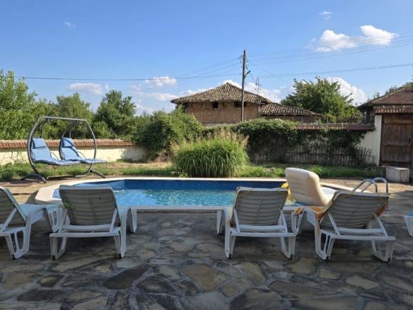 Bulgarian House with 4 Bedrooms and Pool in Village Balkanski
