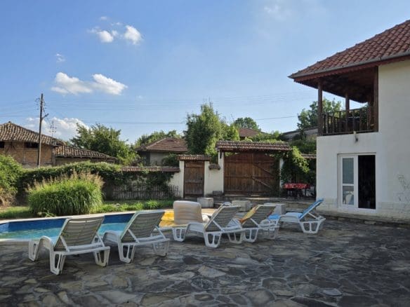 Bulgarian House with 4 Bedrooms and Pool in Village Balkanski