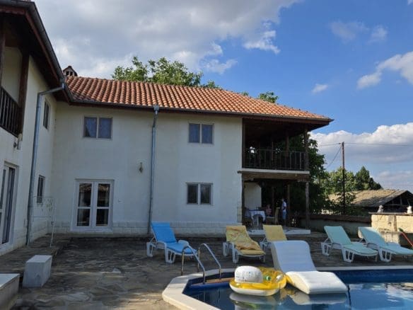 Bulgarian House with 4 Bedrooms and Pool in Village Balkanski
