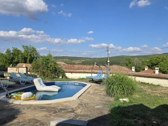 Bulgarian House with 4 Bedrooms and Pool in Village Balkanski
