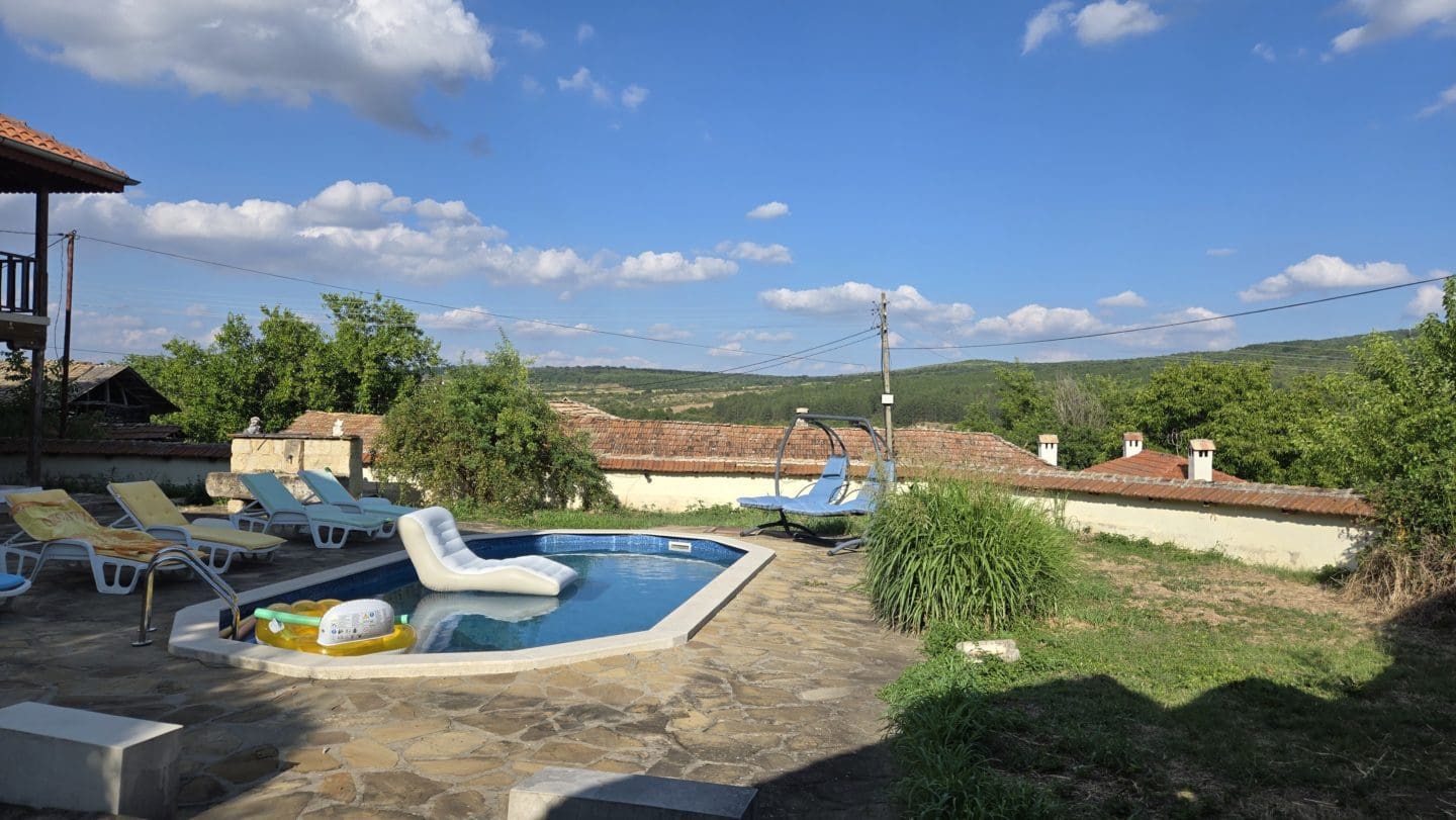Bulgarian House with 4 Bedrooms and Pool in Village Balkanski