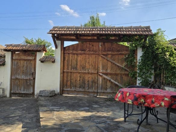 Bulgarian House with 4 Bedrooms and Pool in Village Balkanski
