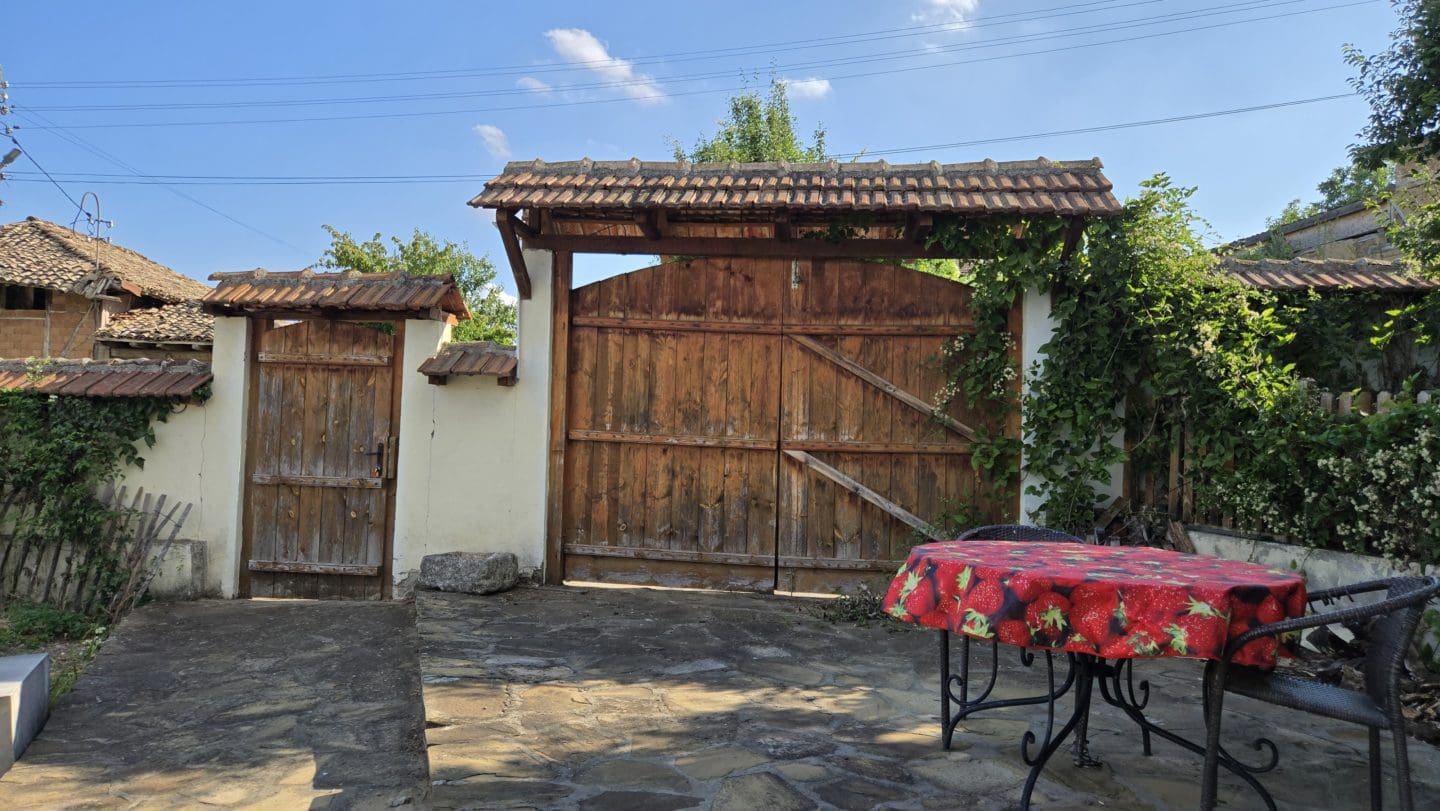 Bulgarian House with 4 Bedrooms and Pool in Village Balkanski