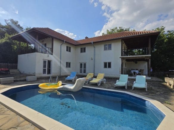 Bulgarian House with 4 Bedrooms and Pool in Village Balkanski