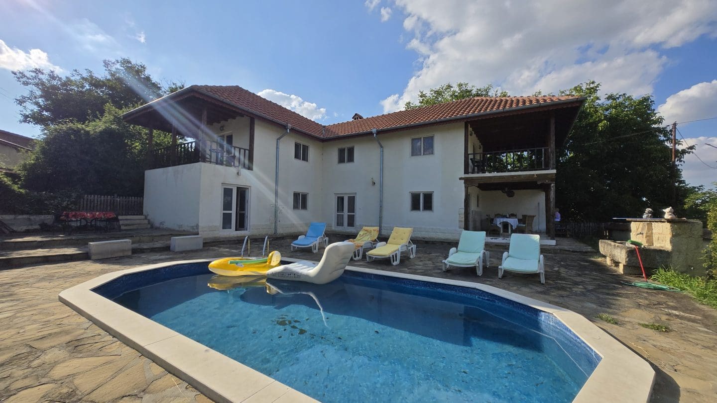 Bulgarian House with 4 Bedrooms and Pool in Village Balkanski