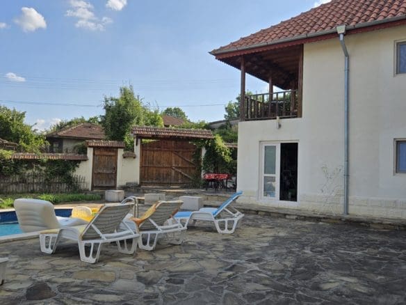 Bulgarian House with 4 Bedrooms and Pool in Village Balkanski