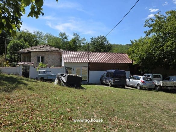 Bulgarian House for Sale in Village Zvezda – 1830m² Garden