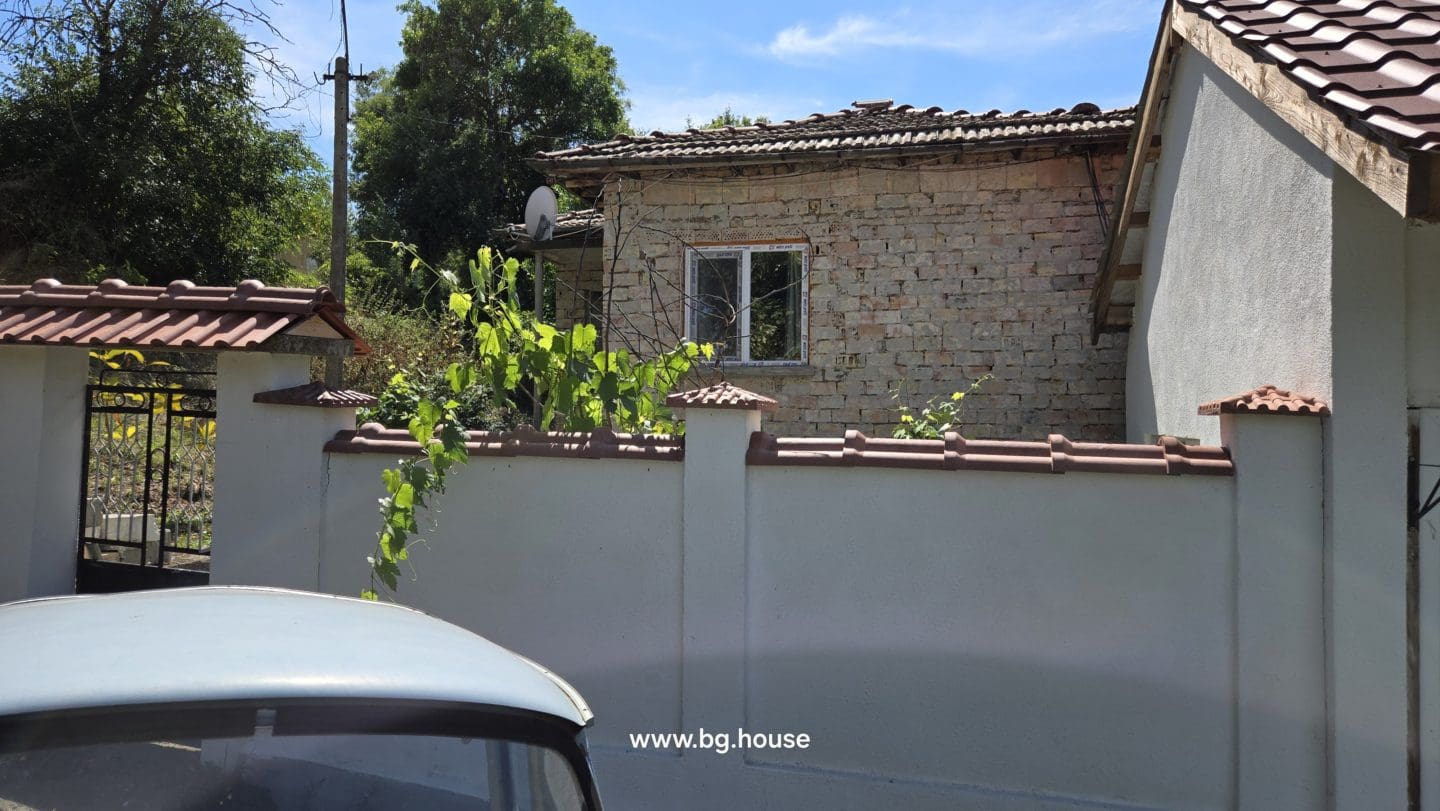 Bulgarian House for Sale in Village Zvezda – 1830m² Garden
