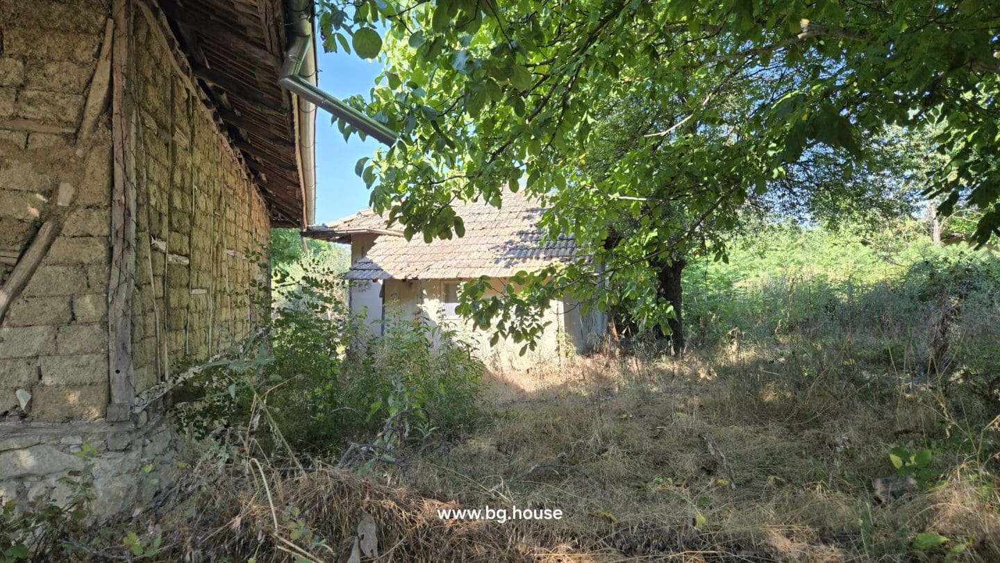 Authentic Bulgarian House in Village Pomoshtitsa – 1075m² Garden