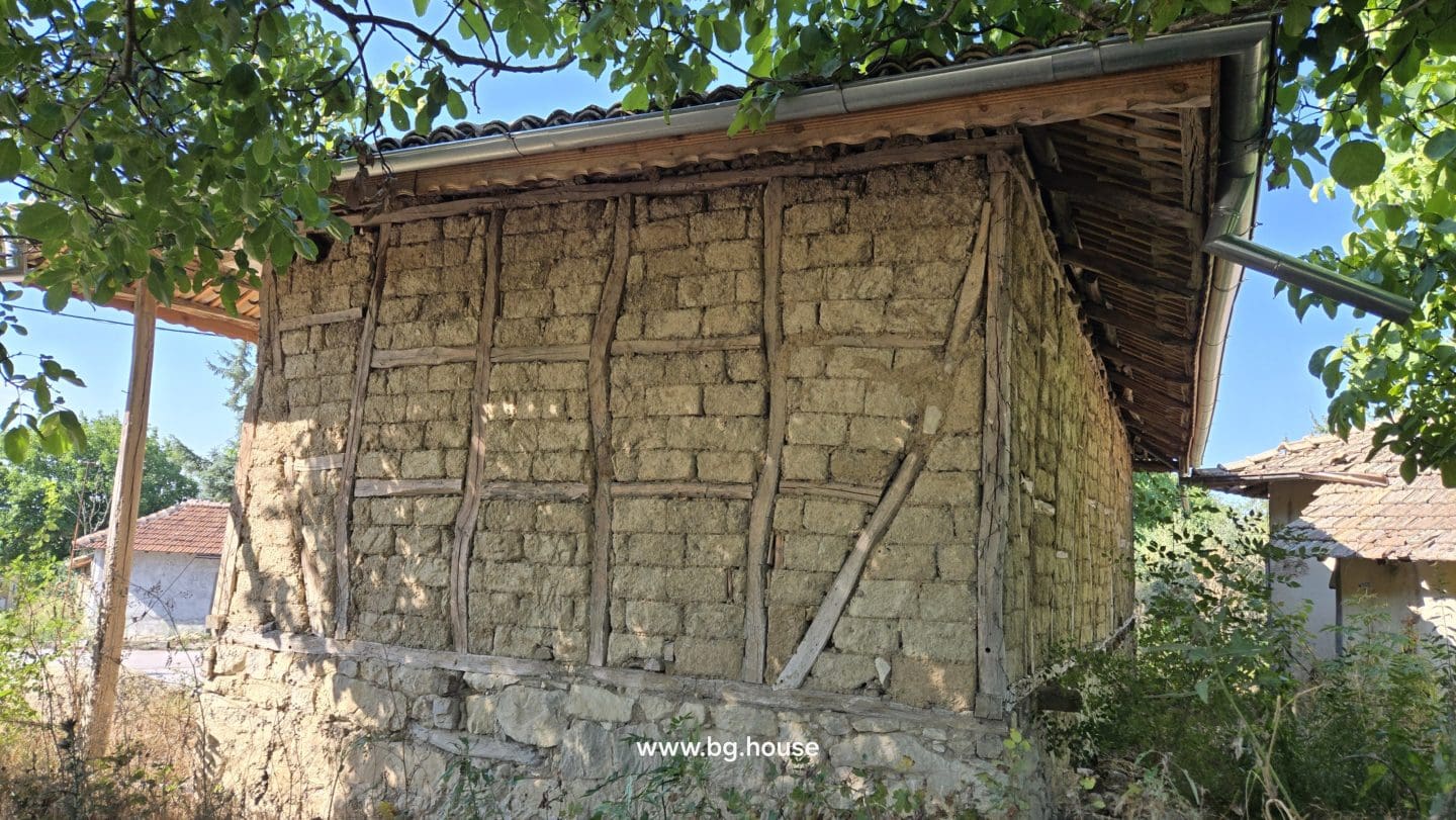 Authentic Bulgarian House in Village Pomoshtitsa – 1075m² Garden