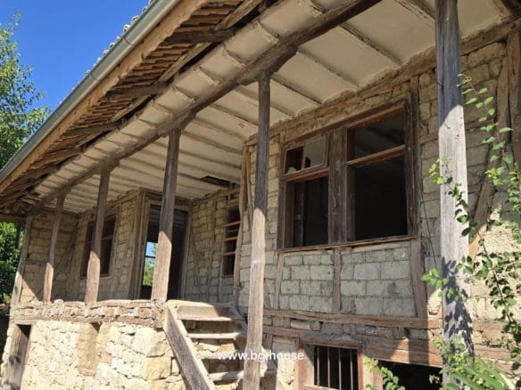 Authentic Bulgarian House in Village Pomoshtitsa – 1075m² Garden