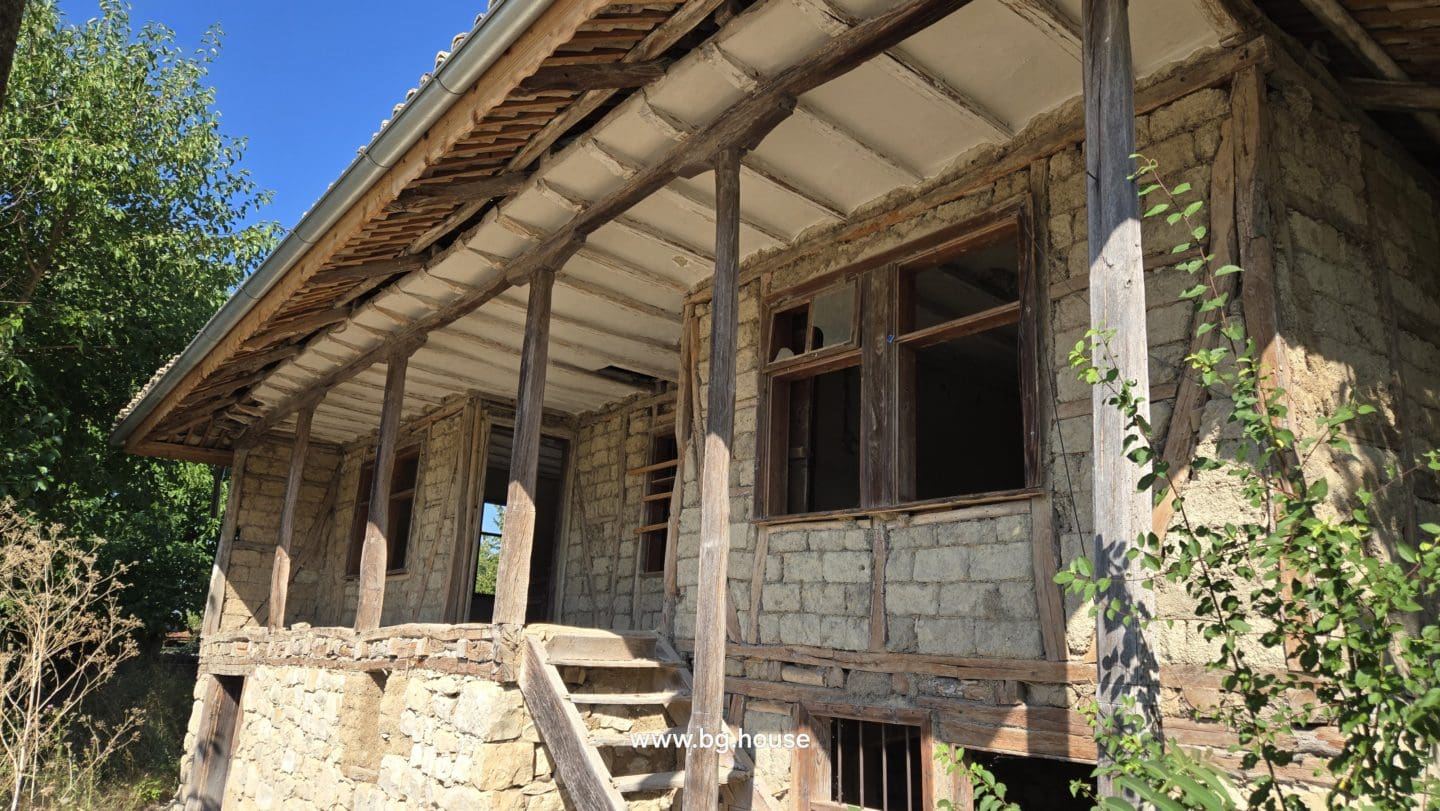 Authentic Bulgarian House in Village Pomoshtitsa – 1075m² Garden
